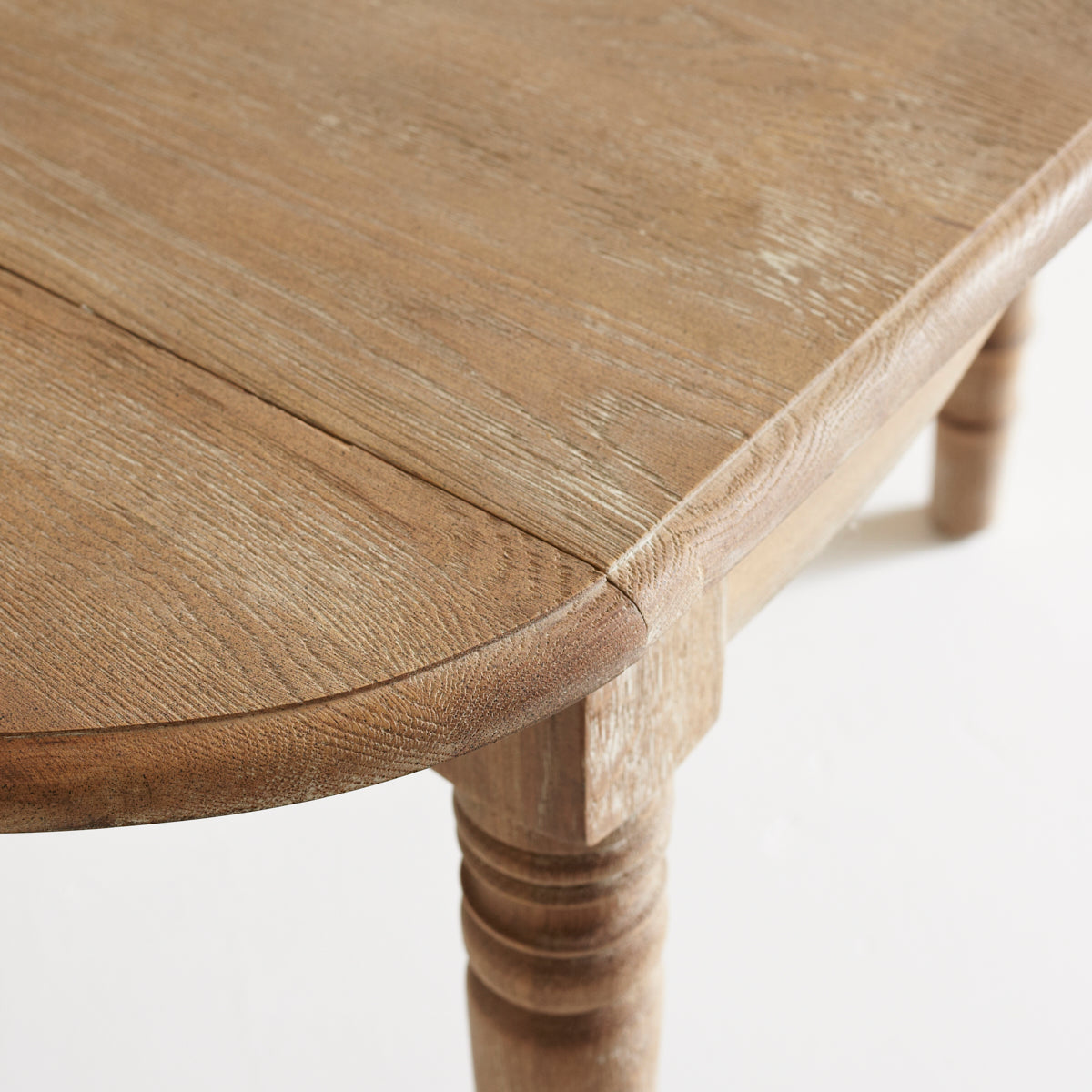 Expandable Oak Farmhouse Table – Close-up of oak wood grain, smooth finish, rounded edges.